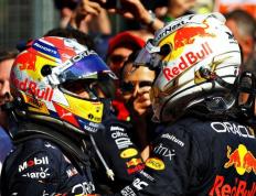 开云体育APP下载-包含梅赛德斯险胜阿斯顿马丁，塞恩斯惊艳四座的词条