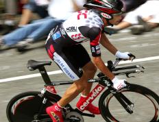 开云体育APP下载-世纪约战！勒沃库森三剑横扫乌拉圭，蒂亚戈魔幻舞步点燃安联夜空