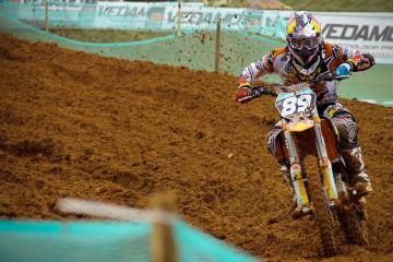 开云官网-纪录之夜，绿茵场横扫与乒乓台独舞的双重奏