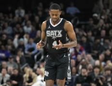 开云体育官网-马刺实力暴涨，西部竞争激烈