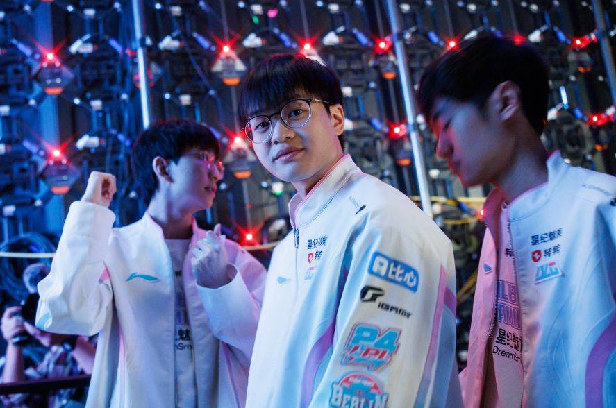 开云APP-WBG绝杀DK，Elk团战一打五激烈交锋半决赛，让粉丝疯狂欢呼