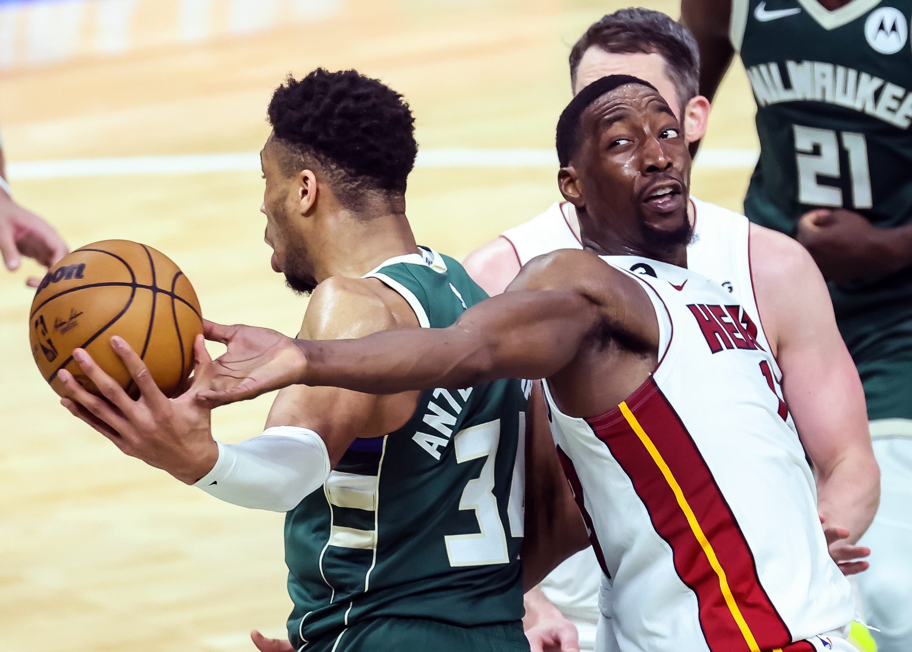 开云官网-雄鹿大胜热火，晋级东部半决赛