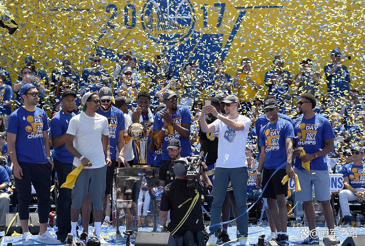 开云体育平台APP-勇士球迷在球场外集会庆祝总决赛胜利
